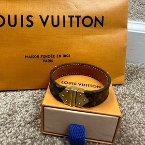 Louis Vuitton icon bracelet : Authentic!